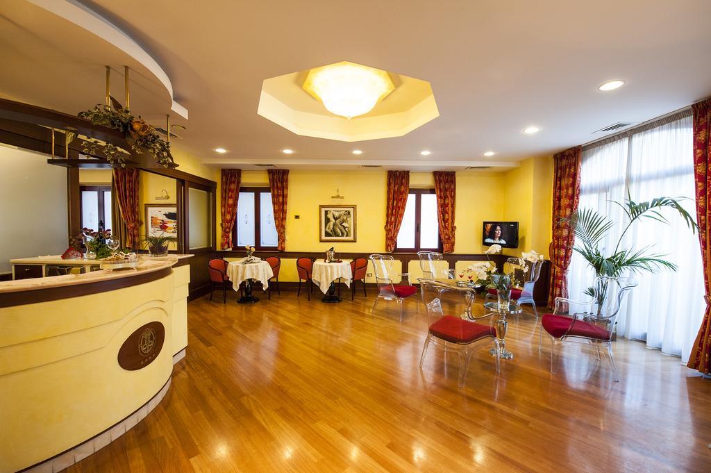 Hotel Regent - In Pieno Centro 산베네데토델트론토 외부 사진