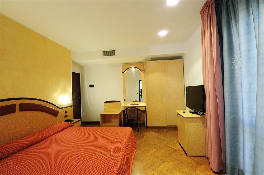 Hotel Regent - In Pieno Centro 산베네데토델트론토 외부 사진
